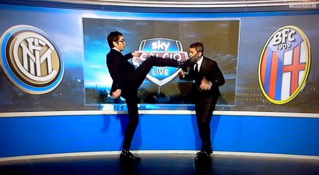 Sky Sport, Marco Cattaneo colpisce al volto Costacurta con un calcio (Video)