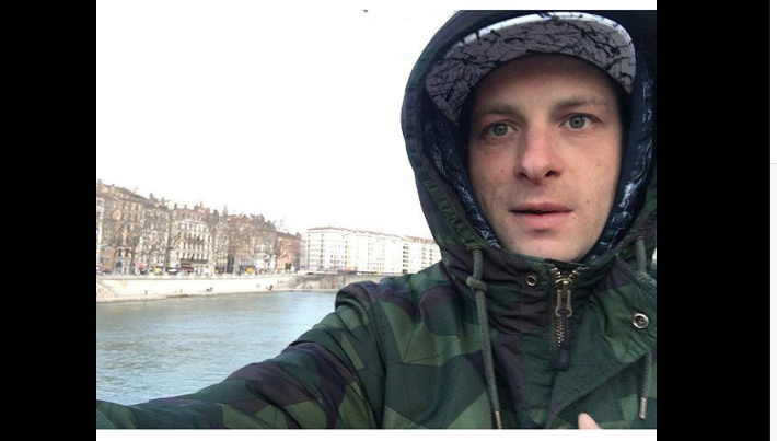 Clementino, operazione alle corde vocali: il rapper in silenzio per due mesi (ma non sui social)