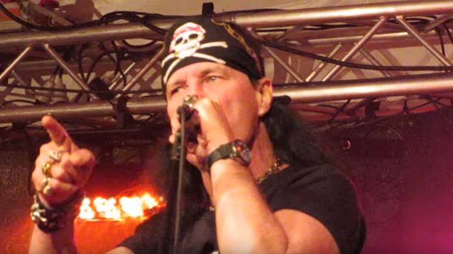 AC/DC, Dave Evans vorrebbe tornare a cantare con la band