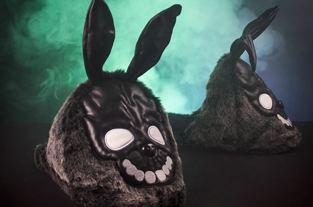 Donnie Darko: le pantofole gadget dell’inquietante coniglio Frank