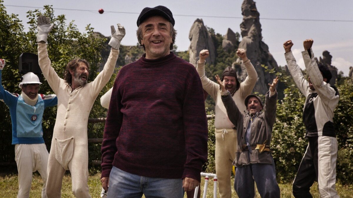 Un paese quasi perfetto: 4 clip e video con interviste a Silvio Orlando e Fabio Volo