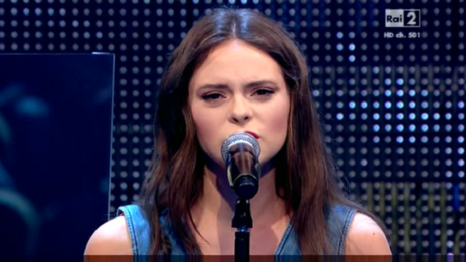 Francesca Michielin canta Nessun grado di separazione a Quelli che (video)