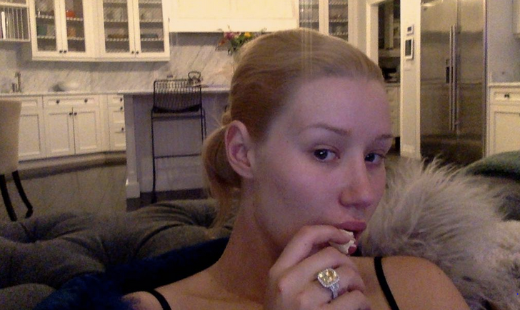 Iggy Azalea, Team: testo, traduzione e video dance