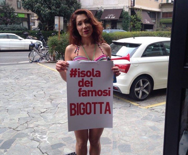 Isola 2016: Efe Bal protesta “desnuda” davanti gli uffici Magnolia (foto)