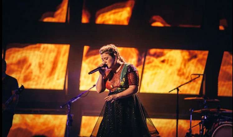 Kelly Clarkson ammette: “Sono stata costretta dalla casa discografica a lavorare con Dr Luke”