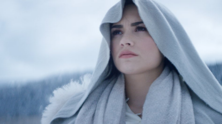 Demi Lovato criticata perché non si ferma con i fan: la cantante replica su Twitter