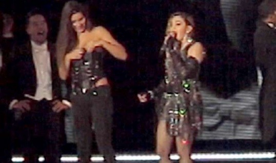 Madonna scopre il seno alla fan sul palco (VIDEO)
