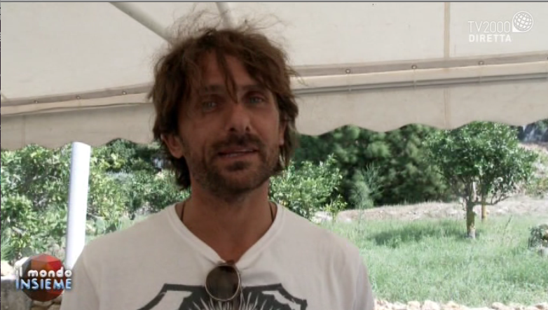 Il mondo insieme, Alessandro Antonino lavora per sua moglie (foto)