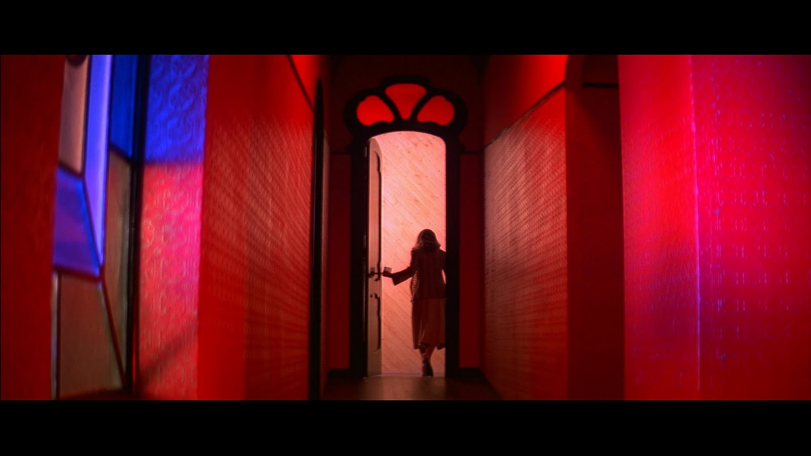 Suspiria, il remake – Asia Argento contro Luca Guadagnino: ‘incapace che brucerà all’inferno’