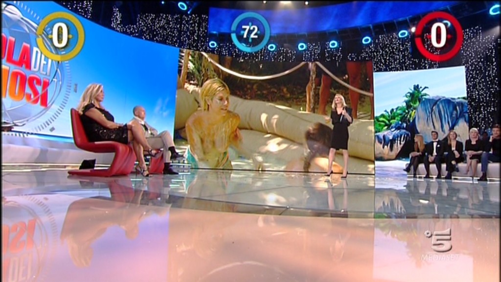 Isola dei Famosi 11 quinta puntata: Paola Caruso senO al vento (foto)