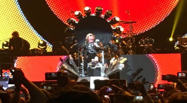 Guns N’Roses, Axl si rompe un piede e canta sul trono di Dave Grohl