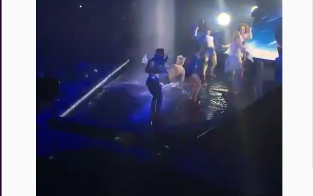 Justin Bieber cade sul palco durante un concerto [video]