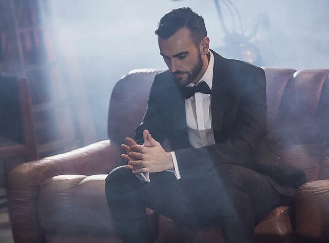 Marco Mengoni, Solo due satelliti: testo e video ufficiale