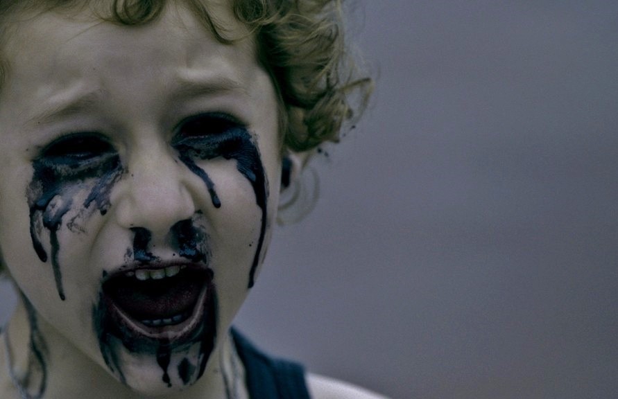 Observance: trailer e poster del thriller-horror psicologico di Joseph Simts-Dennett