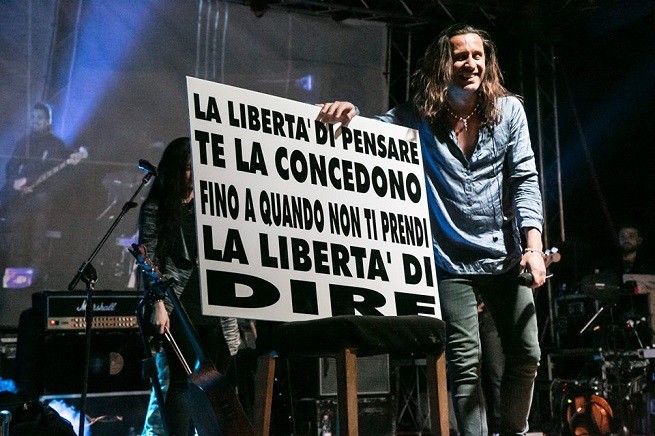 Povia contro i Modà: “Magari avessi io un contratto con Rtl 102.5” (video)