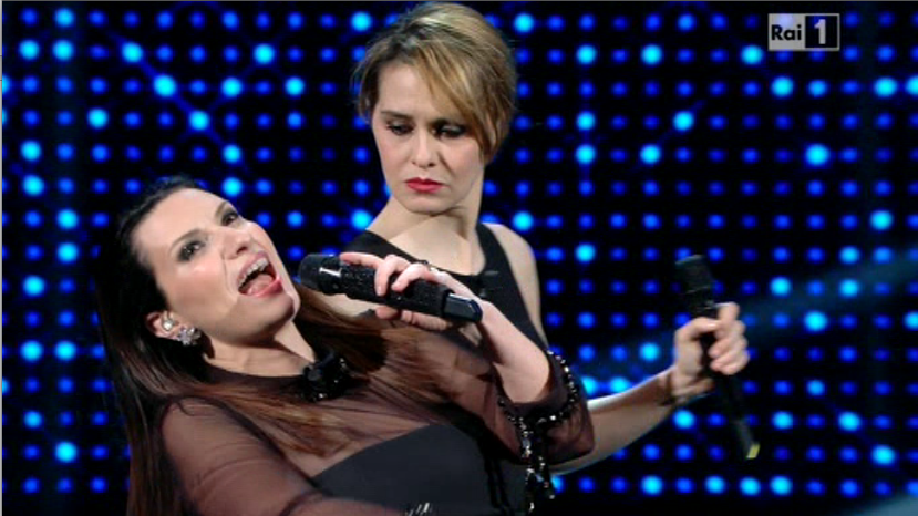 Laura e Paola, l’effetto Boris ingabbia la coppia: Pausini naif e Cortellesi snob. De Luigi diventa Nino Frassica