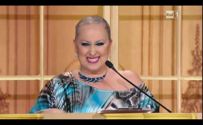 Ballando con le stelle 2016, Carolyn Smith si toglie il turbante in diretta