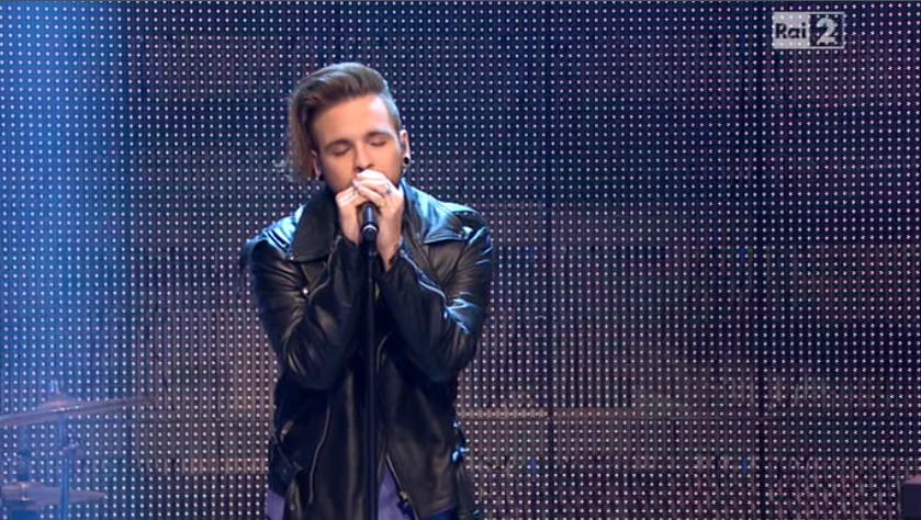 Quelli che il calcio, Alessio Bernabei canta Noi siamo infinito (VIDEO)