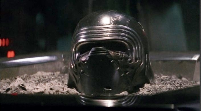 Star Wars 7 – JJ Abrams spiega le misteriose ceneri sotto la maschera di Kylo Ren