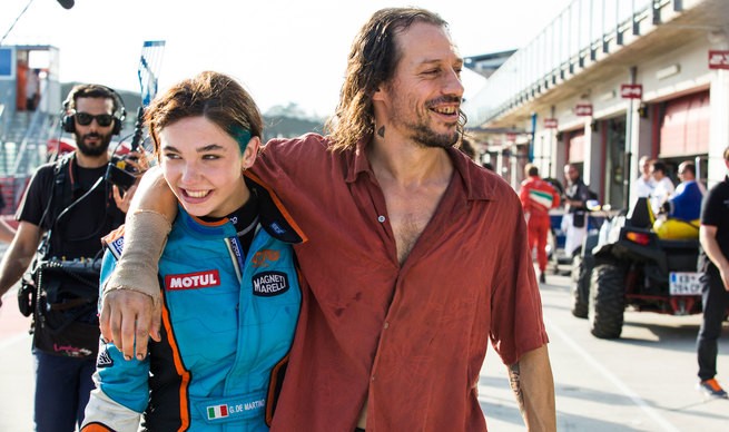 Veloce come il vento: clip e due nuove featurette del film con Stefano Accorsi