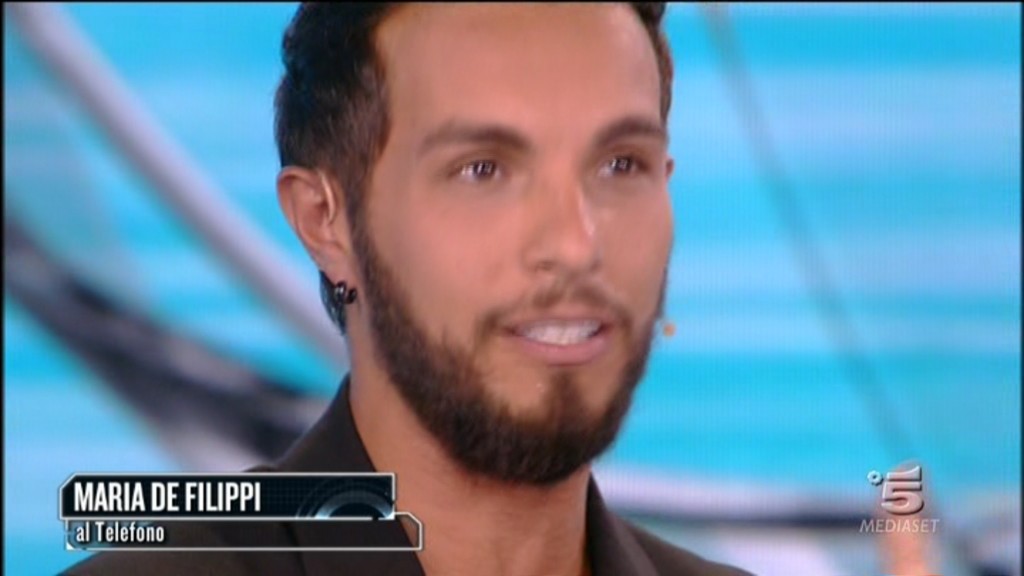 Isola dei Famosi 2016, Maria De Filippi telefona a Marco Carta (video)