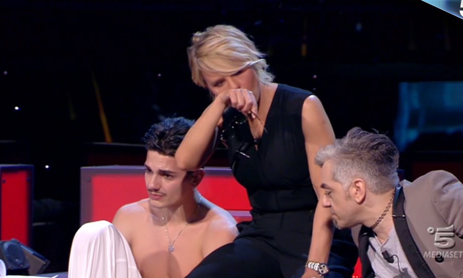 Amici 15 serale | Puntata 30 aprile 2016: Alessio eliminato. De Filippi, Emma ed Elisa in lacrime