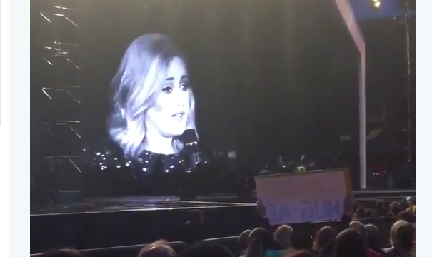 Adele a una fan: “Puoi smettere di filmarmi? Sono qui, nella vita reale, non è un dvd” [video]
