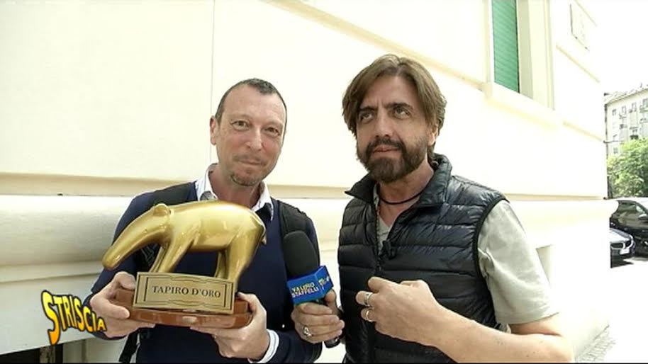 Amadeus, parolaccia a Mezzogiorno in famiglia: le scuse e il Tapiro d’oro (foto)