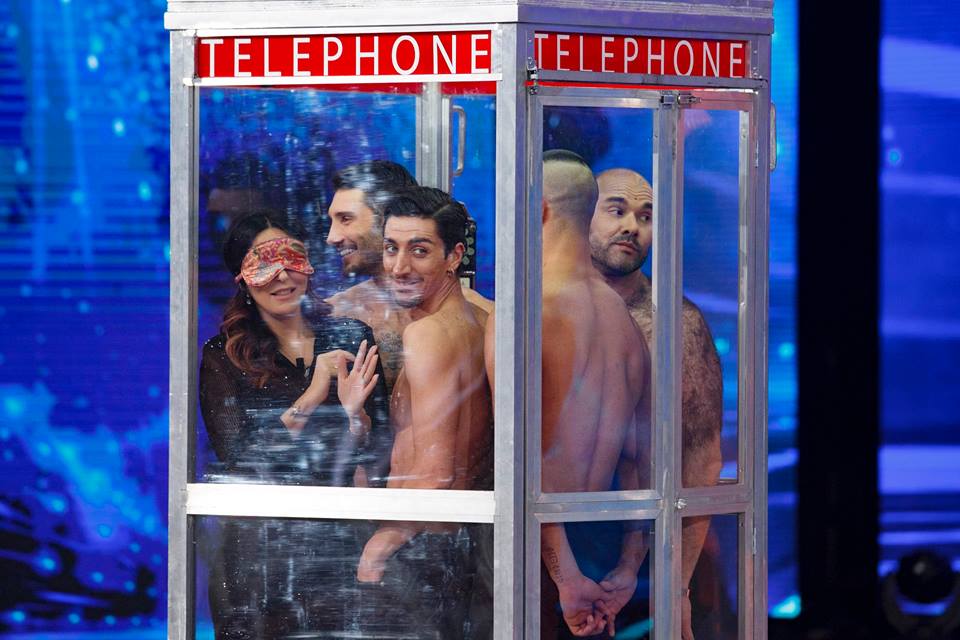 Amici, la cabina telefonica della Ferilli è la nuova droga cult del sabato tv