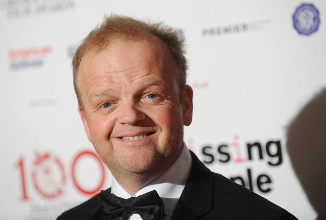 Serie TV, novità: Toby Jones arriva in Sherlock, Netflix ordina la sua prima serie argentina