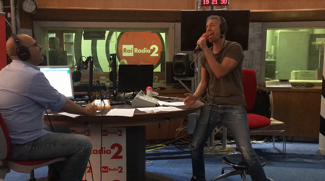 Radio 2, Giovanni Vernia imita Gianni Morandi e risponde a Magalli (video)