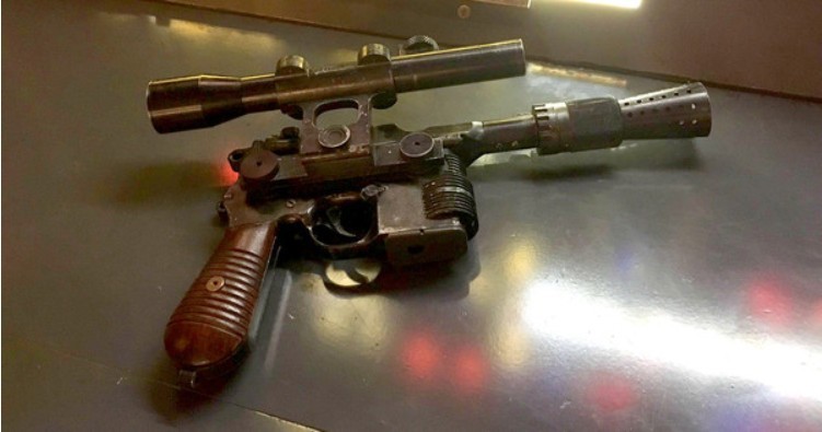 Han Solo – A Star Wars Story: foto ufficiale con il blaster dello spin-off