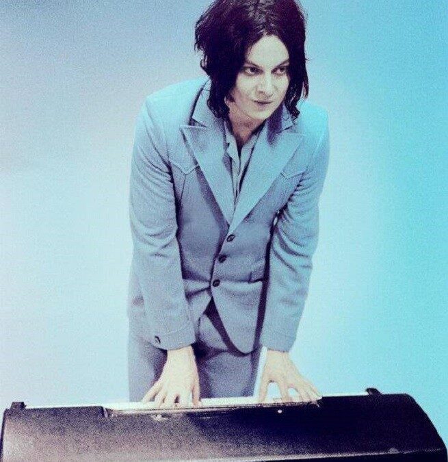 Jack White ha scritto la sigla per uno show televisivo dell’NBC: Maya & Marty