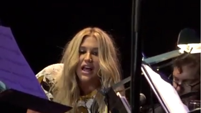 Kesha, It Ain’t Me, Babe: niente Billboard Awards 2016 ma la cantante si esibisce con Ben Folds [video]