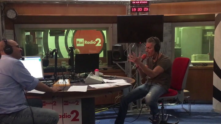 Giovanni Vernia imita Gianni Morandi