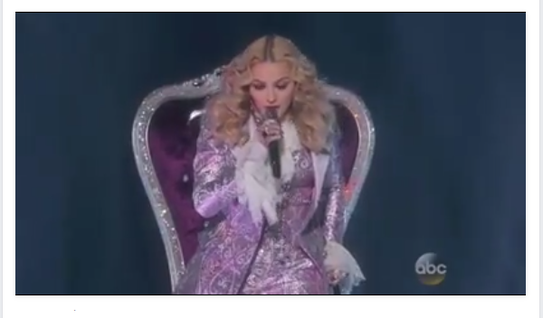 Madonna ai Billboard Music Awards 2016 omaggia Prince: Stevie Wonder sul palco con lei [video]