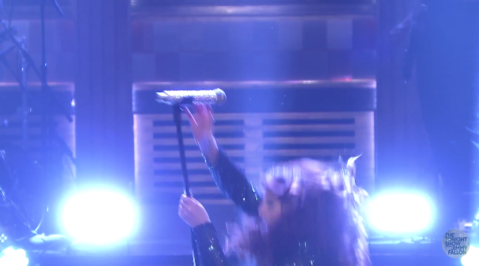 Meghan Trainor cade dopo aver cantato Me Too al The Tonight Show Starring Jimmy Fallon [video]