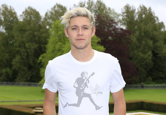 Niall Horan si sfoga su Twitter dopo essere stato bersagliato da messaggi offensivi sul cellulare