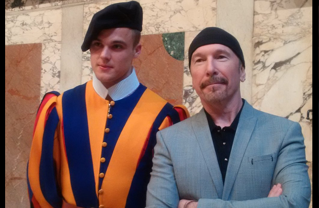 U2, The Edge: esibizione live nella Cappella Sistina [video]