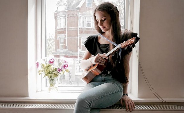 Violetta Zironi: Semplice è il nuovo singolo