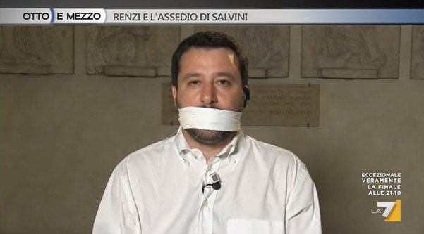 Otto e mezzo, Matteo Salvini si imbavaglia (Foto e Video)