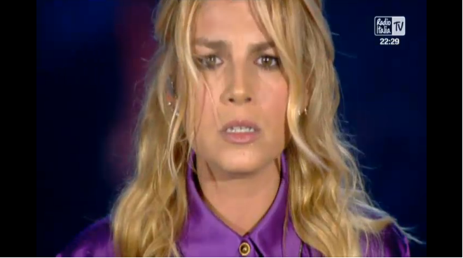 Radio Italia Live 2016, Emma canta Io di te non ho paura e la dedica alle vittime di femminicidio