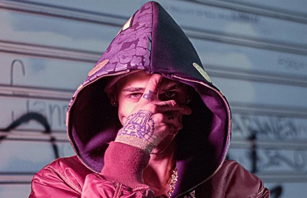 Achille Lauro dà uno schiaffo ad un fan e spiega i motivi del gesto su Facebook