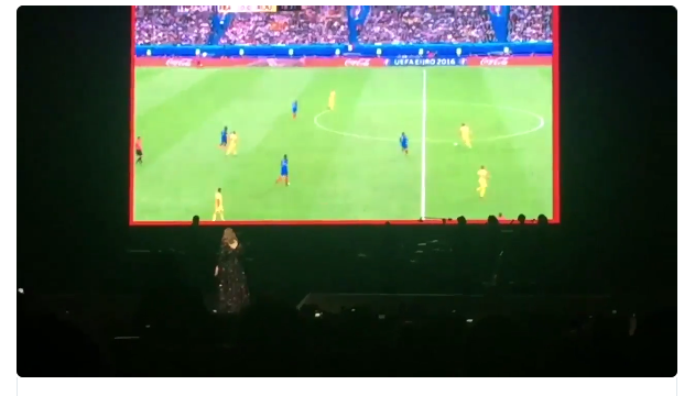Adele ferma il concerto e mostra la partita Francia-Romania sullo schermo [video]