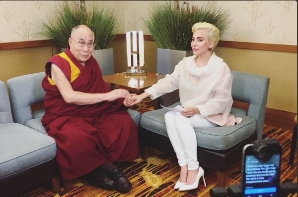 Lady Gaga incontra il Dalai Lama: la Cina vieta la sua musica