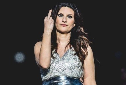 Laura Pausini, dito medio al concerto di San Siro: la polemica contro chi aveva ipotizzato un flop (VIDEO)