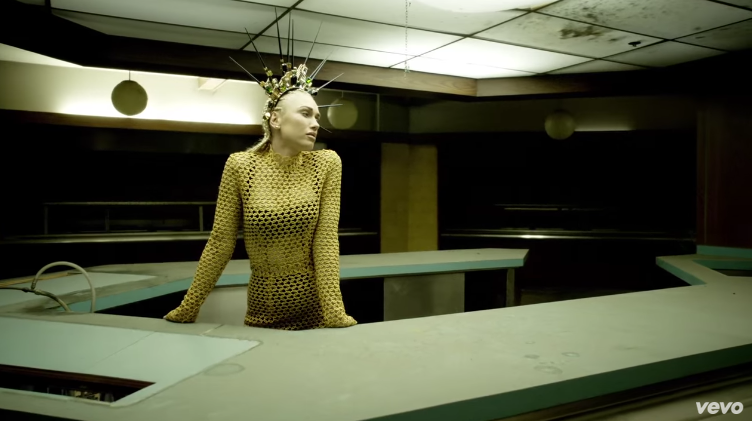 Gwen Stefani, Misery: testo, traduzione e video ufficiale