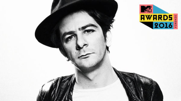 Francesco Mandelli a Blogo: “I The Kolors volevano picchiarmi, non c’ho visto più. È colpa delle case discografiche”