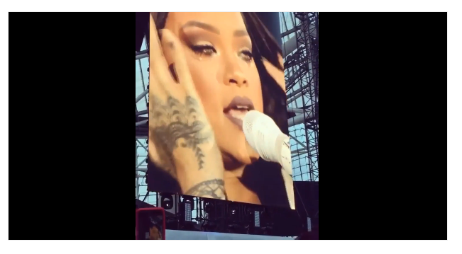 Rihanna piange in concerto mentre canta Love The Way You Lie [video]