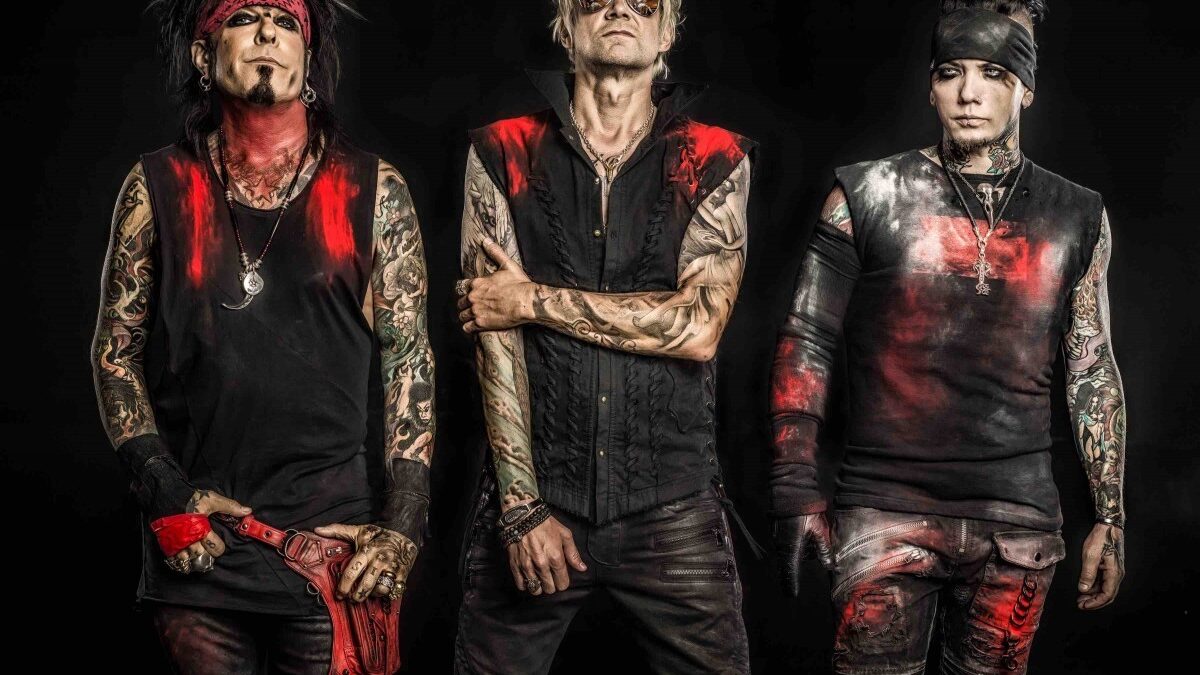 Sixx:A.M. di nuovo contro YouTube: “Non state facendo niente”
